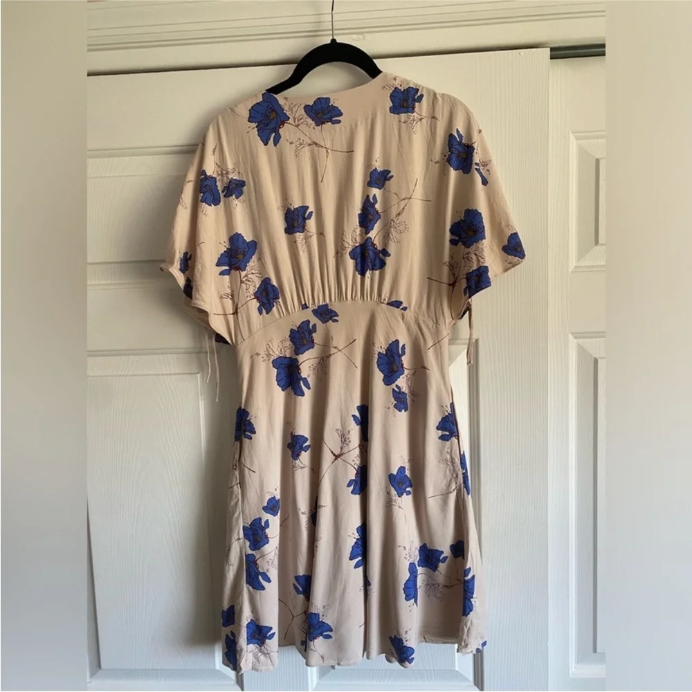 Free People Revolve Melanie Drapey Blue Floral V-Neck Dress in Pearl - Picture 8 of 9